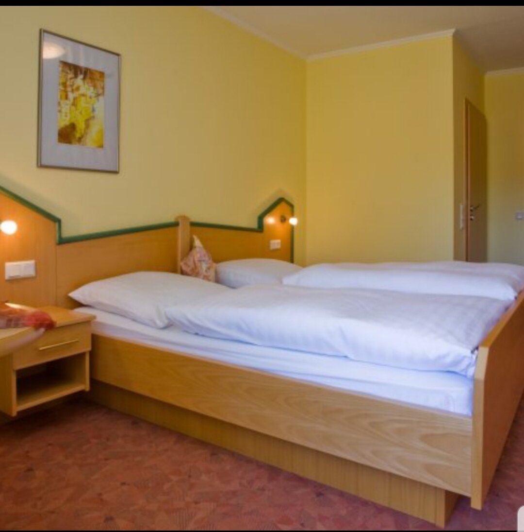 Doppelzimmer mit Holzbett
