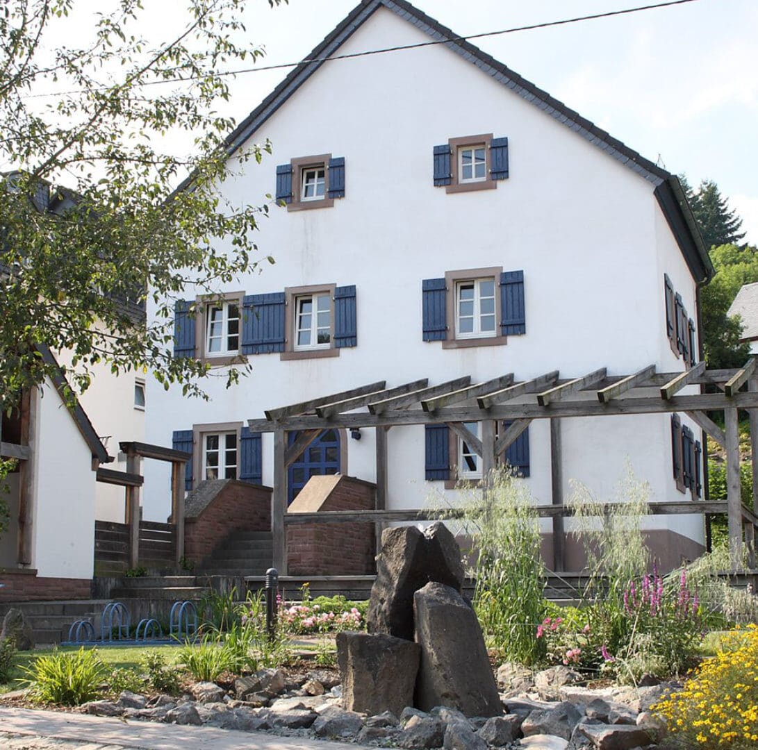 Gartenseite mit Terrasse