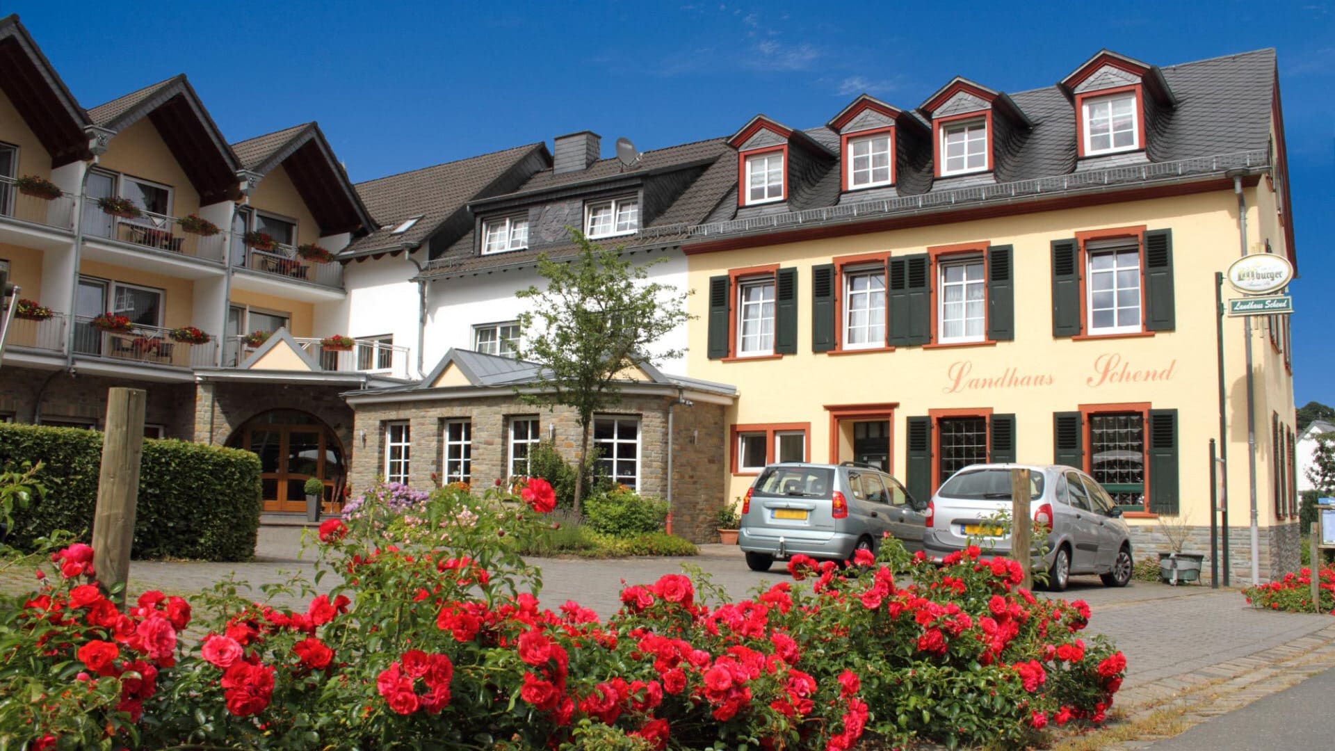 Landhaus Schend in Immerath mit Rosen vor der Fassade