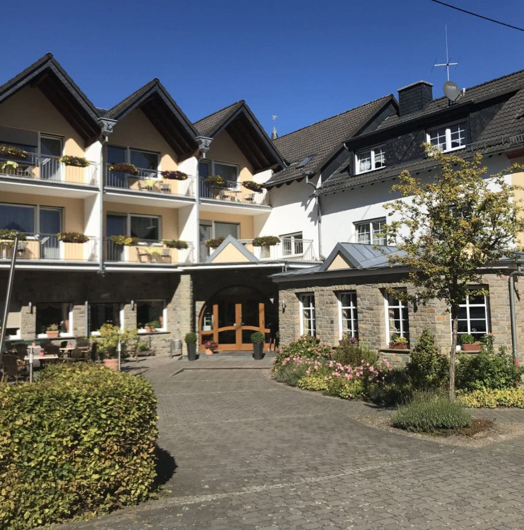 Innenhof mit blumengeschmückten Balkonen
