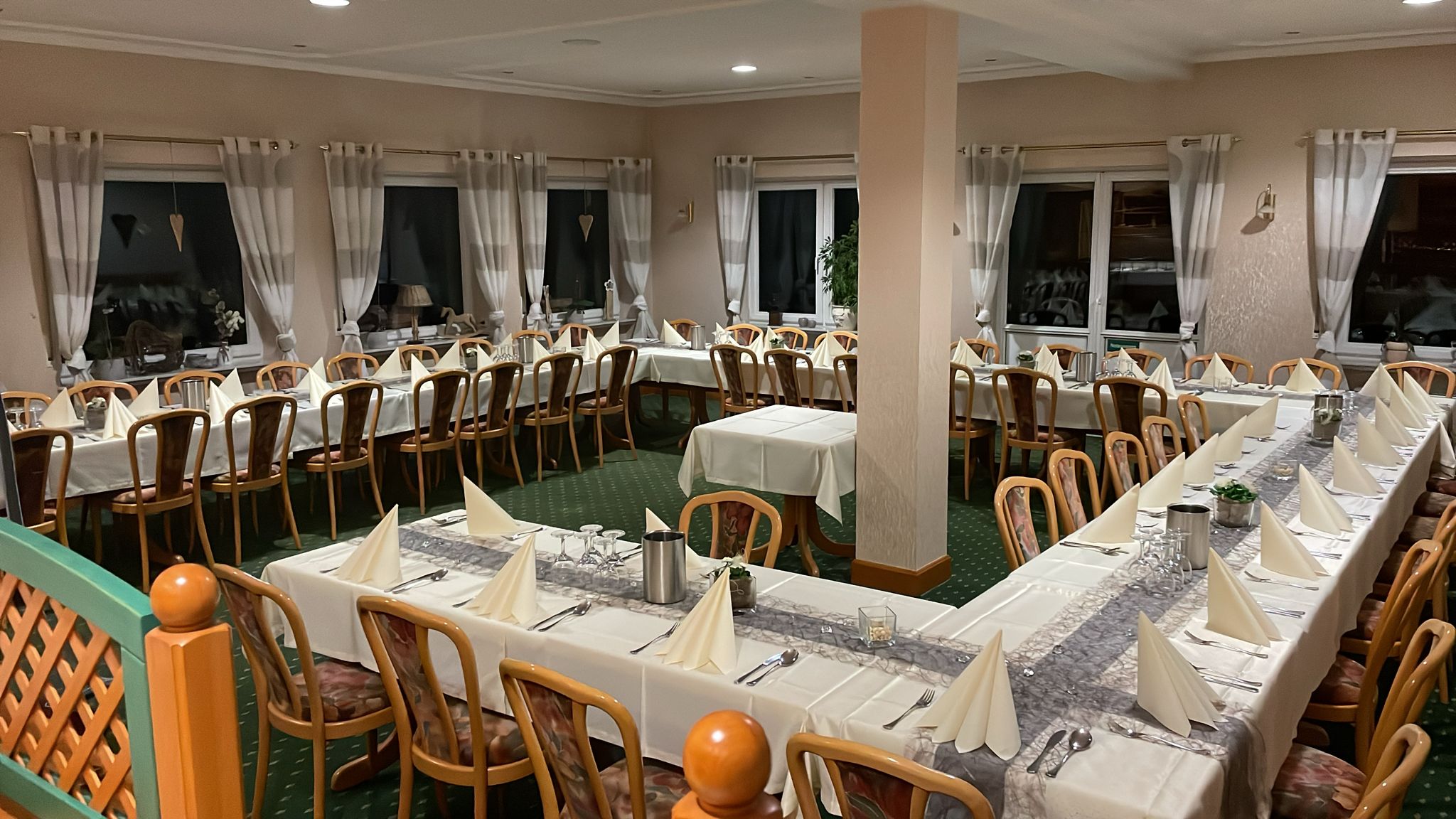 Großer Speisesaal im Landhaus Schend mit festlich gedeckten Tafeln und Fensterfront