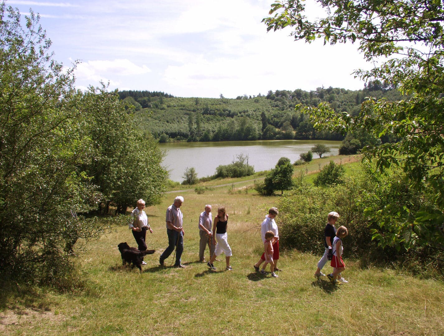Wanderin an einem Eifelmaar in der Vulkaneifel bei Immerath