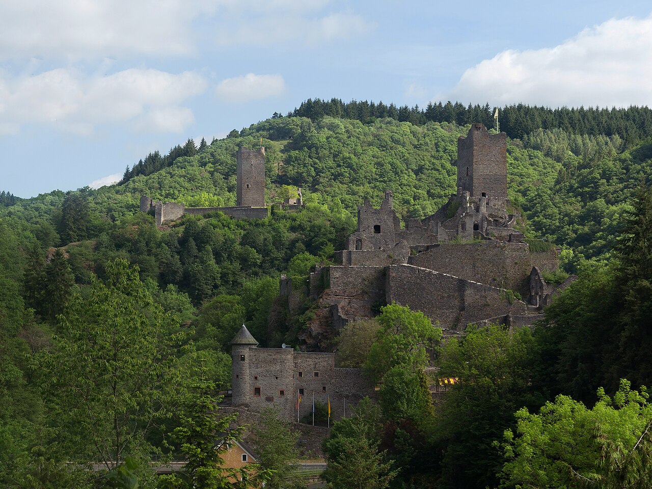 De beide burchtruïnes van Manderscheid boven het Liesertal