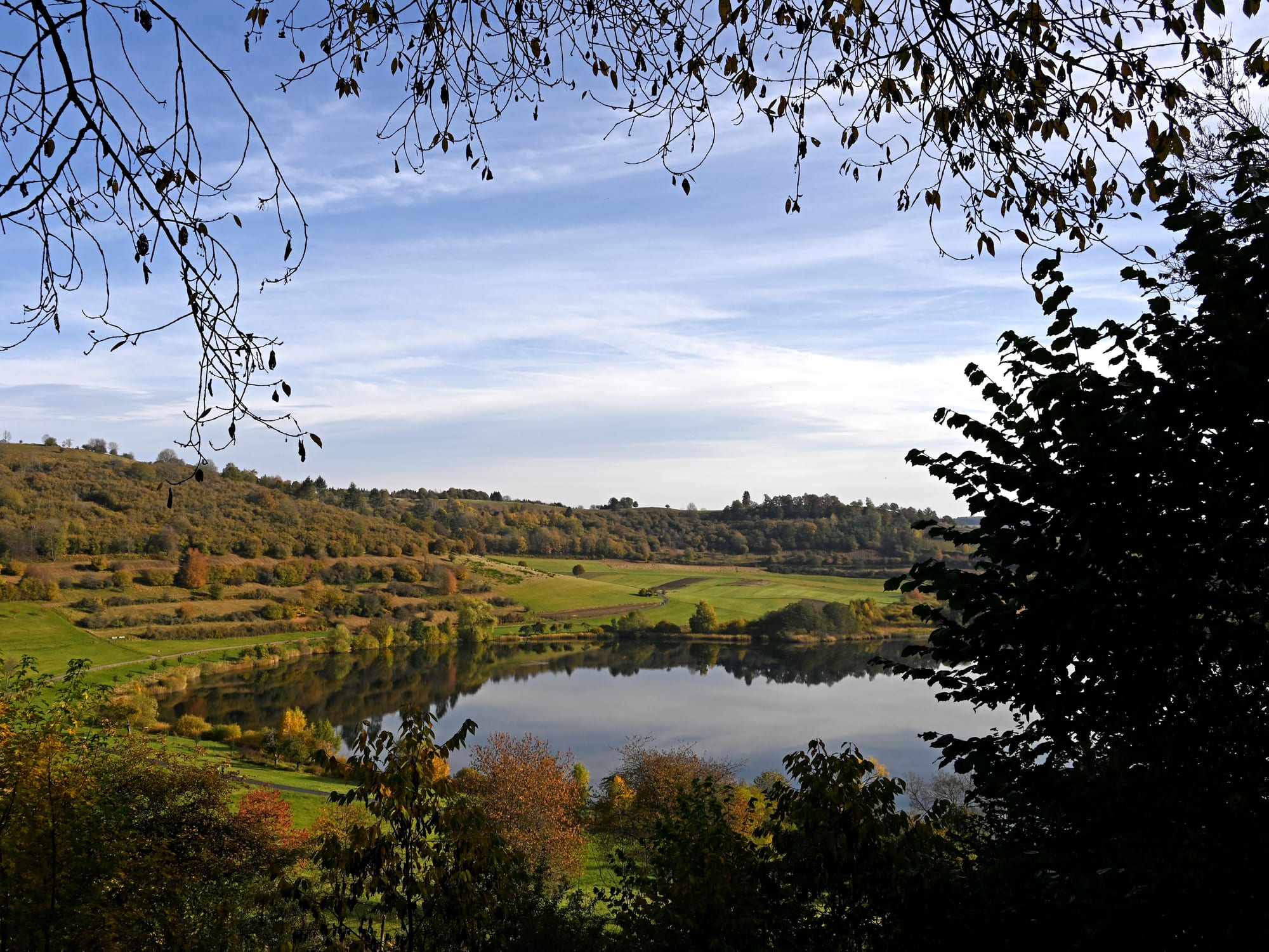 Schalkenmehrener Maar in der Vulkaneifel im Herbst